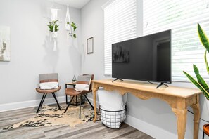 Interior - 724B · The Blue Bungalow- Minutes to Downtown & Airport! (Atlanta)