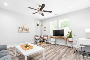 TV - 724B · The Blue Bungalow- Minutes to Downtown & Airport! (Atlanta)