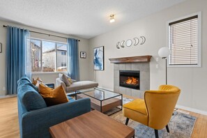 Smart TV, fireplace - Blue Moon | Playground | Backyard | Pet Friendly (Calgary)