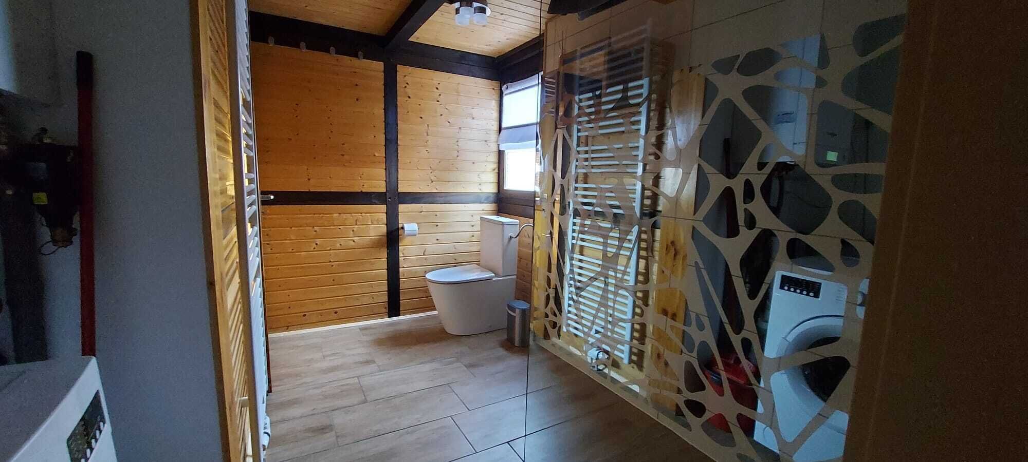 Dusche, Haartrockner, Seife, Toilettenpapier