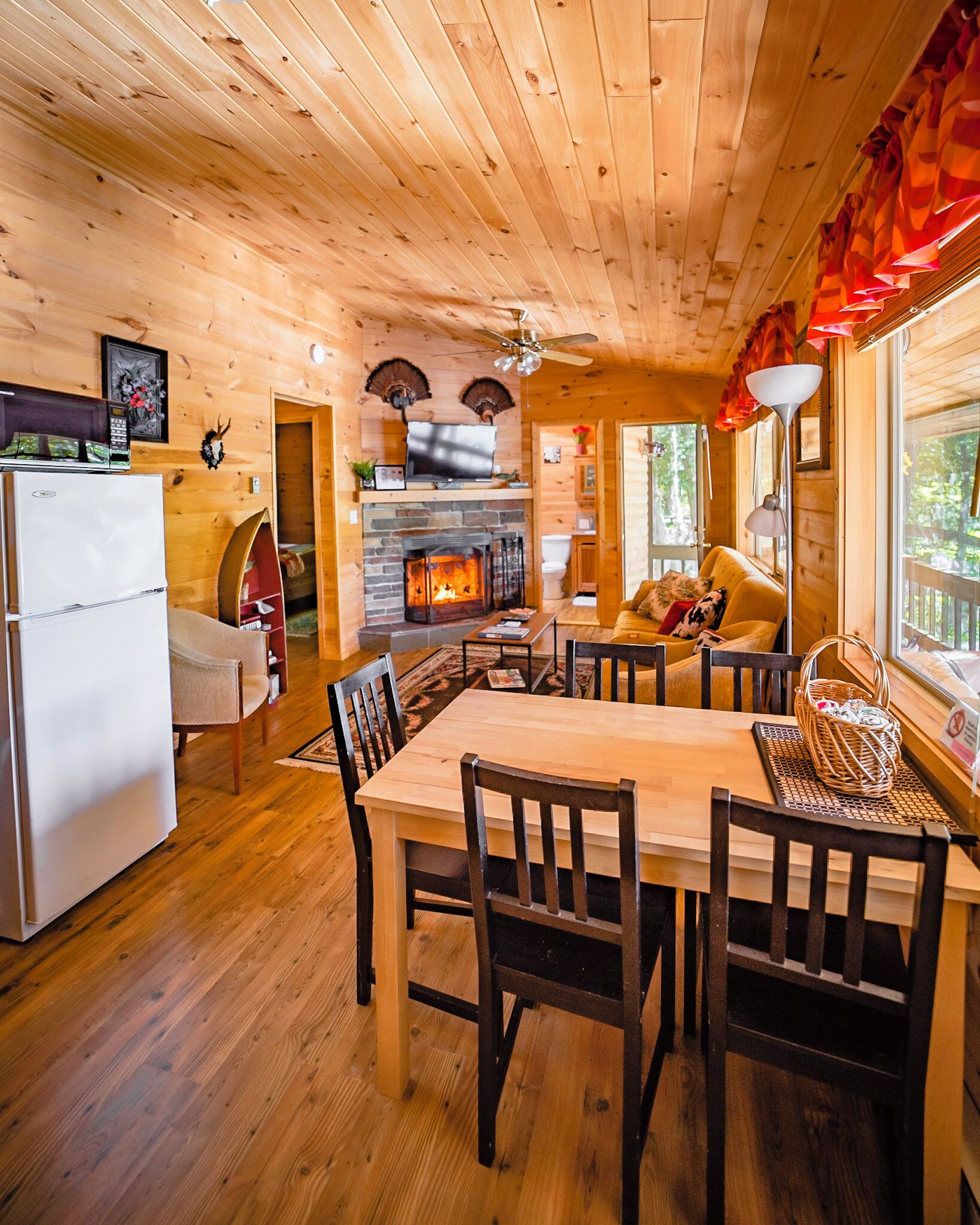 Cottage | Khu phòng khách | TV LCD 1-inch có truyền hình vệ tinh, TV, đầu đĩa DVD 