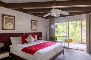 Lakefront King room with Private Patio | 特色装修、遮光窗帘、熨斗/熨衣板、免费婴儿床