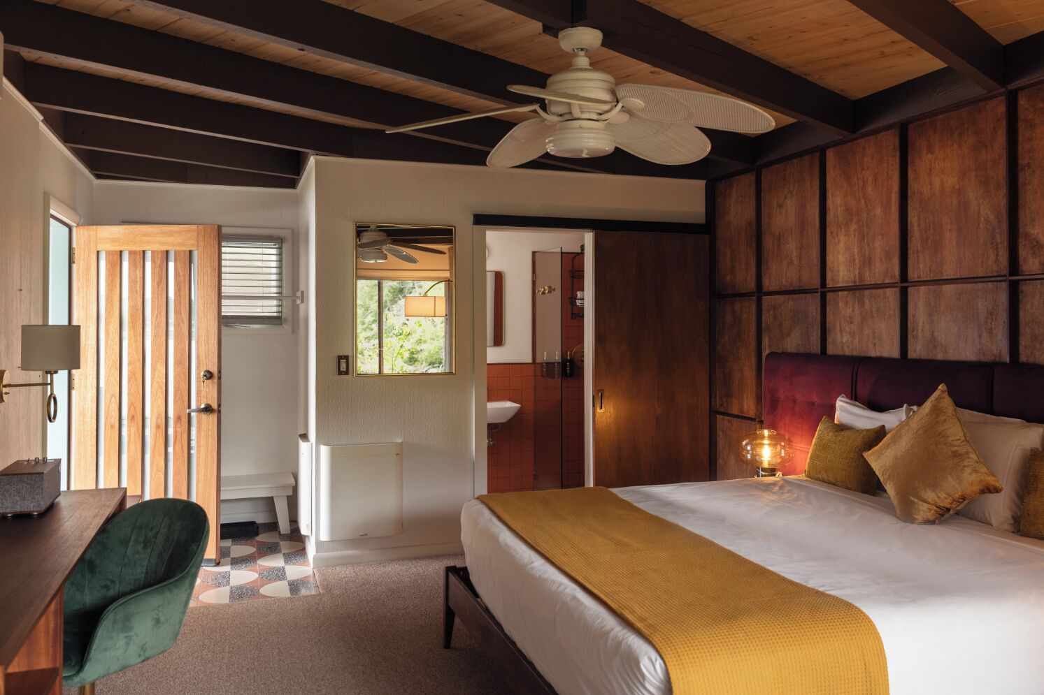 Midcentury King Room - Private Lakeside Patio | Individualmente decorados, cortinas blackout