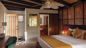 Midcentury King Room - Private Lakeside Patio | Tabla de planchar con plancha, wifi gratis, decoración individual