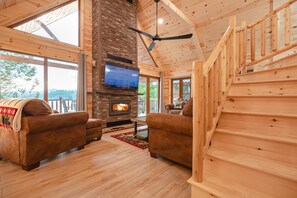 1-英寸液晶电视（配备卫星频道）、电视、DVD 播放器