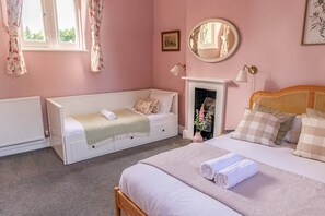 2 Schlafzimmer, Schreibtisch, Bügeleisen/Bügelbrett, Reisekinderbett