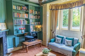 Smart-TV, Kamin, DVD-Player, Bücher