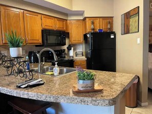 Microwave, oven, stovetop, dishwasher - Great 1 bedroom, Pool/Gym Great Lake Travis Views (Lago Vista)