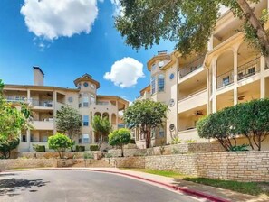 Exterior - Great 1 bedroom, Pool/Gym Great Lake Travis Views (Lago Vista)