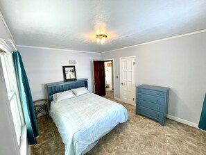 3 bedrooms, desk, iron/ironing board, free WiFi - 3BDRM Home in Historic Fort Peck, walk to Summer Theatre, Ft. Peck Hotel (Fort Peck)