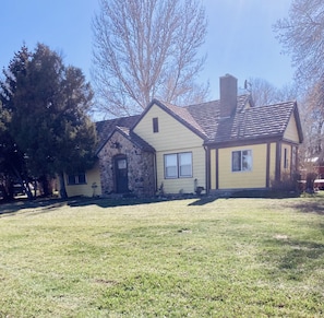 Exterior - 3BDRM Home in Historic Fort Peck, walk to Summer Theatre, Ft. Peck Hotel (Fort Peck)