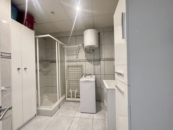 A modern bathroom with a shower, toilet, and sink. - ARIES CABLE SKI STUDIO R141 (Benidorm)