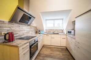 Køleskab, mikrobølgeovn, ovn, kogeplade