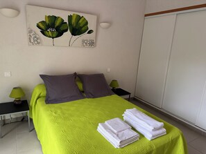 1 chambre, fer et planche à repasser, Wi-Fi, draps fournis