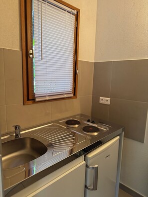 Réfrigérateur, micro-ondes, plaque de cuisson, cafetière/bouilloire