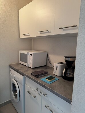 Frigorífico, microondas, placa de cocina y cafetera o tetera