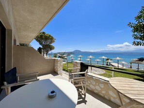 Suite – junior, strandutsikt | Terrasse/patio