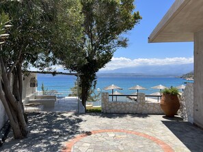 Suite – junior, strandutsikt | Terrasse/patio