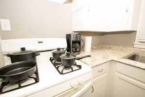 Casa | Cocina privada | Refrigerador, microondas, horno y parrilla de estufa 