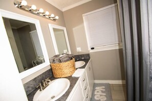 Casa | Baño | Tina con regadera, tina profunda, secadora de cabello, toallas