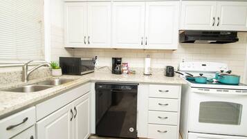 Nhà | Bếp riêng | Tủ lạnh, lò vi sóng, lò nướng, bếp nấu