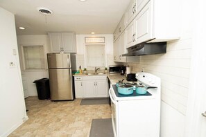 Maison | Cuisine privée | Réfrigérateur, four à micro-ondes, un four, surface de cuisson