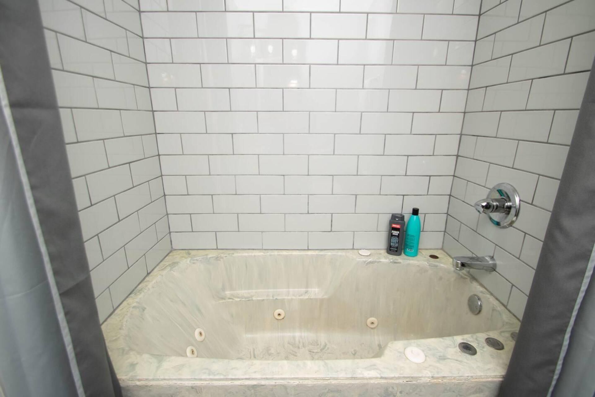 House | Bathroom | Combined shower/bathtub, deep-soaking bathtub, towels