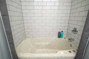 Maison | Salle de bain | Ensemble baignoire-douche, baignoire profonde, serviettes fournies