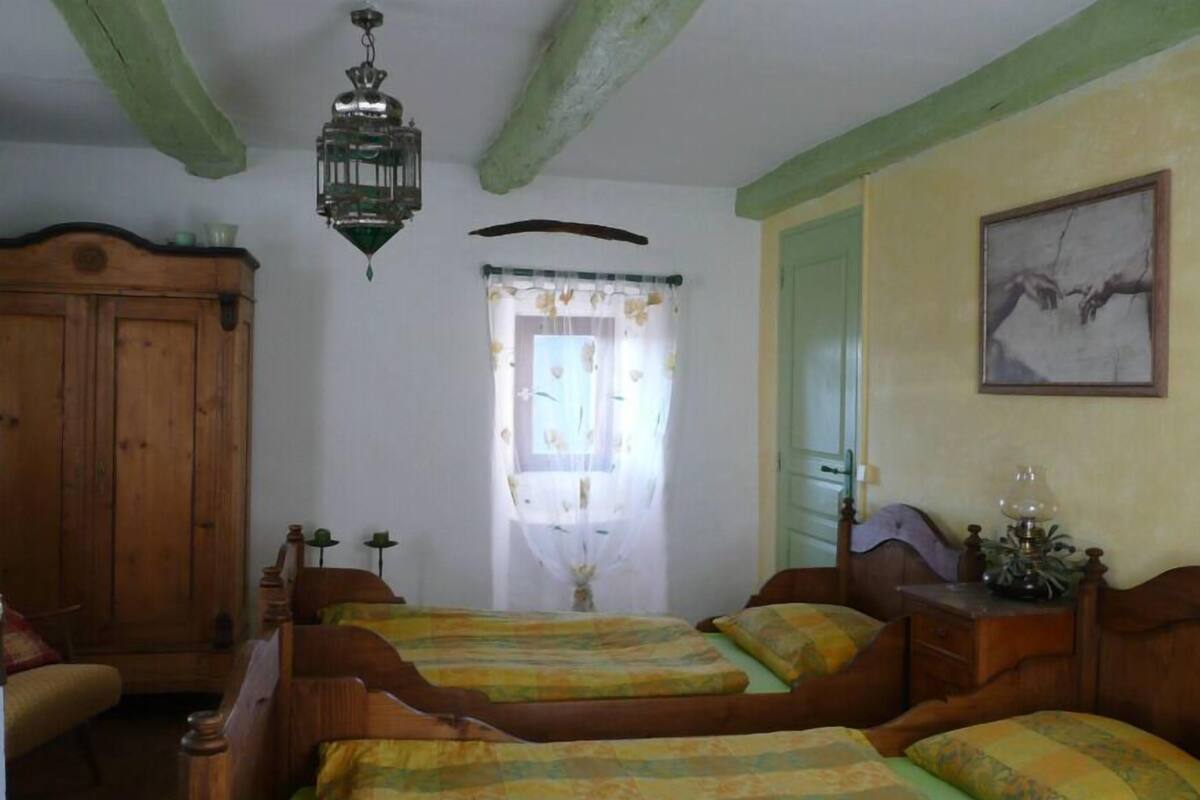 Comfort Twin kamer, 2 eenpersoonsbedden, uitzicht op tuin | Reisbedje, beddengoed