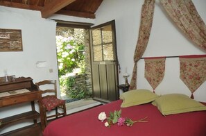 Traditionele tweepersoonskamer, 1 tweepersoonsbed, uitzicht op heuvels | Reisbedje, beddengoed