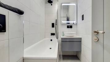 Apartment | Bathroom | Combined shower/bathtub, deep-soaking bathtub, towels