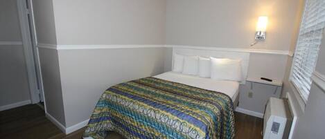 Habitación estándar, 1 cama de matrimonio, no fumadores, vistas parciales al lago | Tabla de planchar con plancha, wifi gratis, ropa de cama