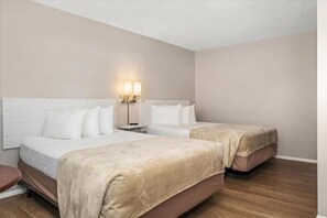 Habitación Deluxe, 2 camas Queen size, para no fumadores, vista a la alberca | Tabla de planchar con plancha, wifi gratis y ropa de cama 