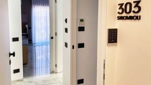 A hotel entrance with a door labeled "303 SROMBOLI" and a keypad lock. - BorgiaRooms (Milazzo)