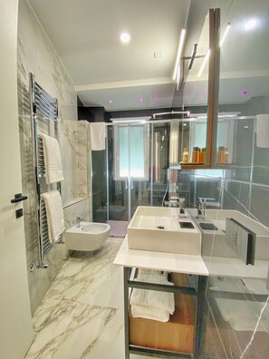 Junior Studio Suite, 2 Bedrooms, Non Smoking, Sea View | Bathroom | Shower, free toiletries, soap, shampoo - BorgiaRooms (Milazzo)