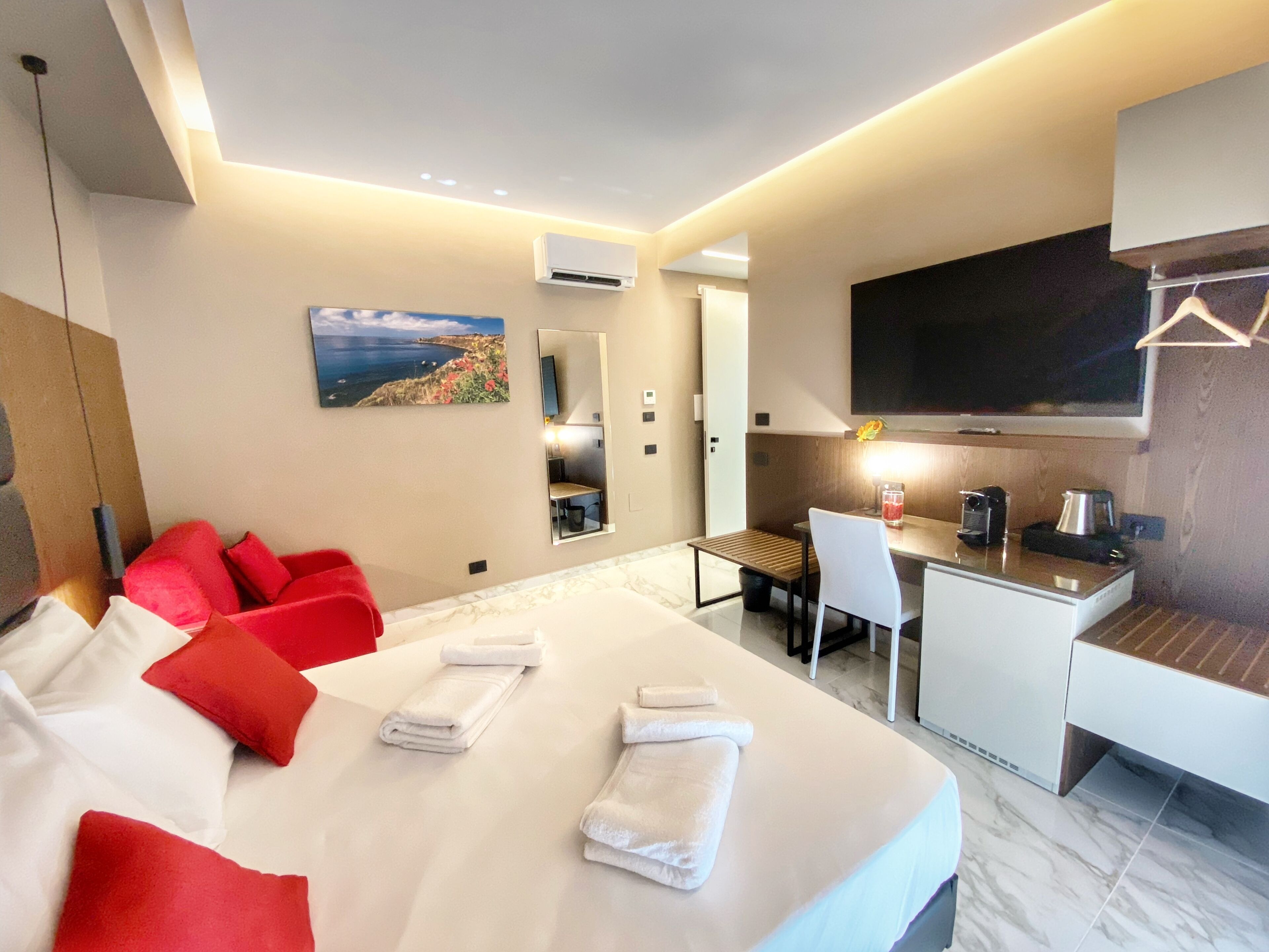 Deluxe-Doppelzimmer, 1 Queen-Bett und Schlafsofa, Nichtraucher, Stadtblick | Betten mit Memory-Foam-Matratzen, Zimmersafe, individuell eingerichtet