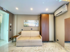 Junior studio suite, 2 slaapkamers, niet-roken, uitzicht op zee | Bedden met traagschuimmatrassen, een kluis op de kamer
