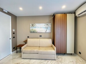 Memory-foam beds, in-room safe, individually furnished, soundproofing - BorgiaRooms (Milazzo)