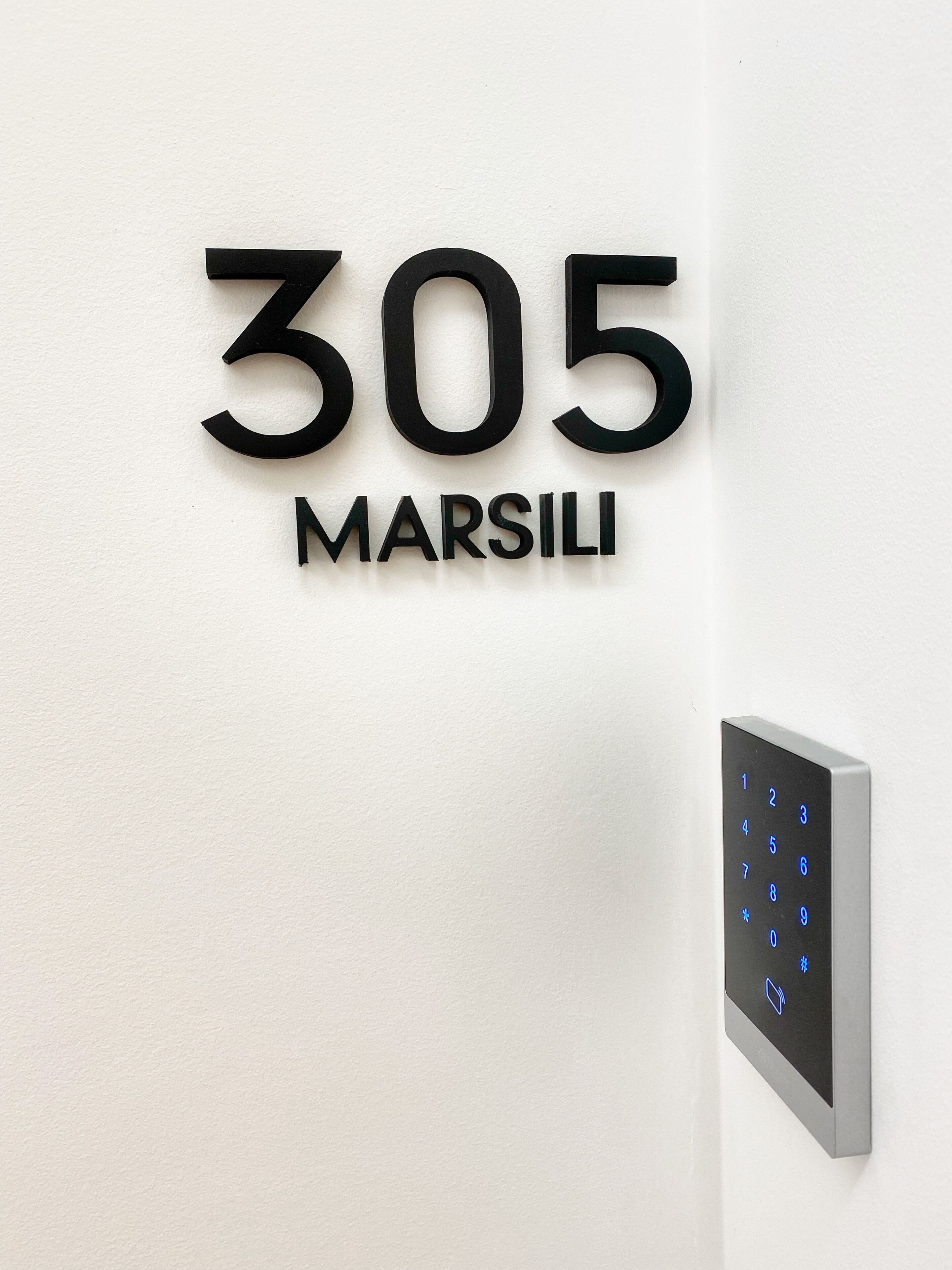 Deluxe-Doppelzimmer, 1 Queen-Bett und Schlafsofa, Nichtraucher, Stadtblick | Wohnbereich | 55-Zoll-Smart-TV mit Satellitenempfang, Fernseher