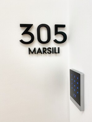 A wall-mounted number sign with "305 MARSILI" indicating a room number. - BorgiaRooms (Milazzo)