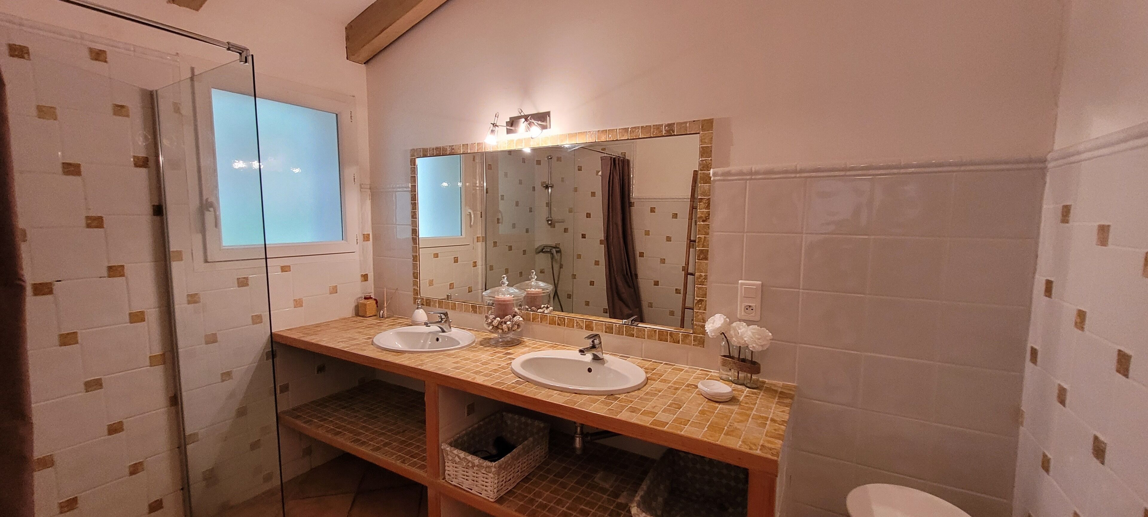 Een douche, een haardroger, handdoeken, toiletpapier