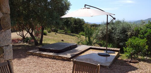 Sheepfold in dry stones with outdoor spa, calm assured 