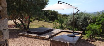 Sheepfold in dry stones with outdoor spa, calm assured 