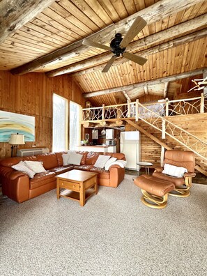 Smart-tv, een open haard en een dvd-speler