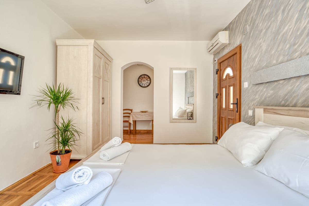 Romantic Studio | 1 bedroom, iron/ironing board, free WiFi