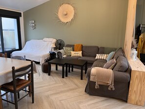 Televisión, libros y impresora 