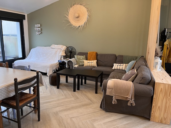 Téléviseur, livres, imprimante