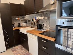 Réfrigérateur, micro-ondes, four, plaque de cuisson