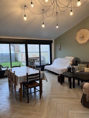 Téléviseur, livres, imprimante