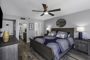 3 chambres, bureau, fer et planche à repasser, lit de bébé portatif